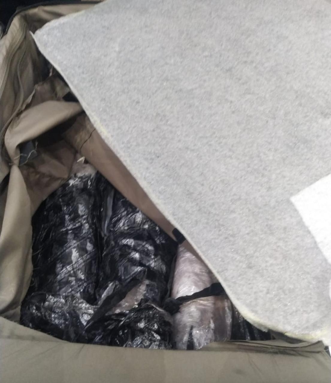 جمارك مطار القاهرة تتصدى لهجمات مهربي المخدرات بضبط 20 كيلو مجددًا