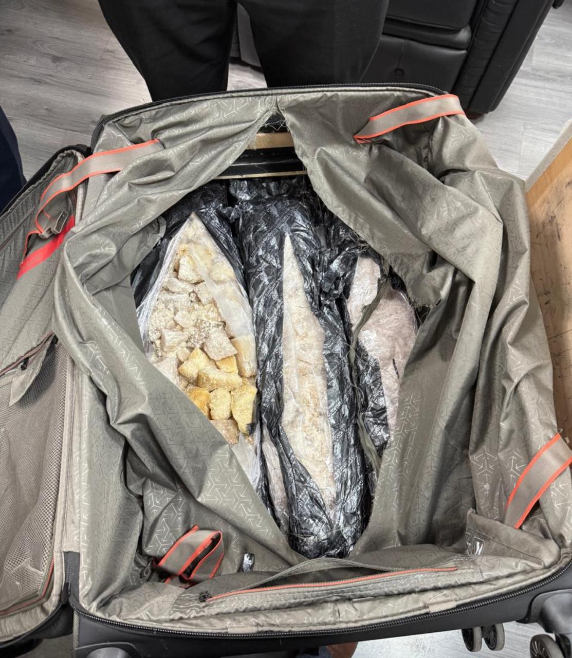 جمارك مطار القاهرة تتصدى لهجمات مهربي المخدرات بضبط 20 كيلو مجددًا