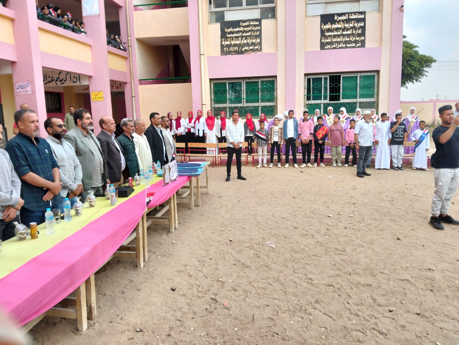 بحضور قيادات إدارة الصف.. طلاب ومعلمو مدرسة نزلة سلام يقيمون حفلا لتأبين معلم وإداري