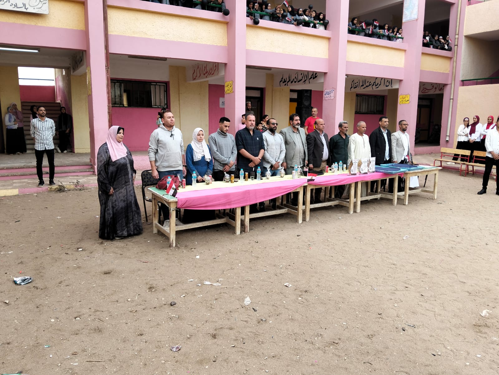 بحضور قيادات إدارة الصف.. طلاب ومعلمو مدرسة نزلة سلام يقيمون حفلا لتأبين معلم وإداري