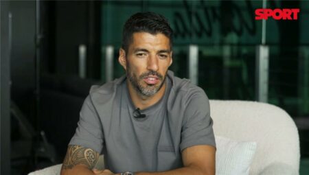 سواريز: ما زلت أملك عاطفة تجاه برشلونة.. ورؤية ميسي يضغط في عمره مذهلة