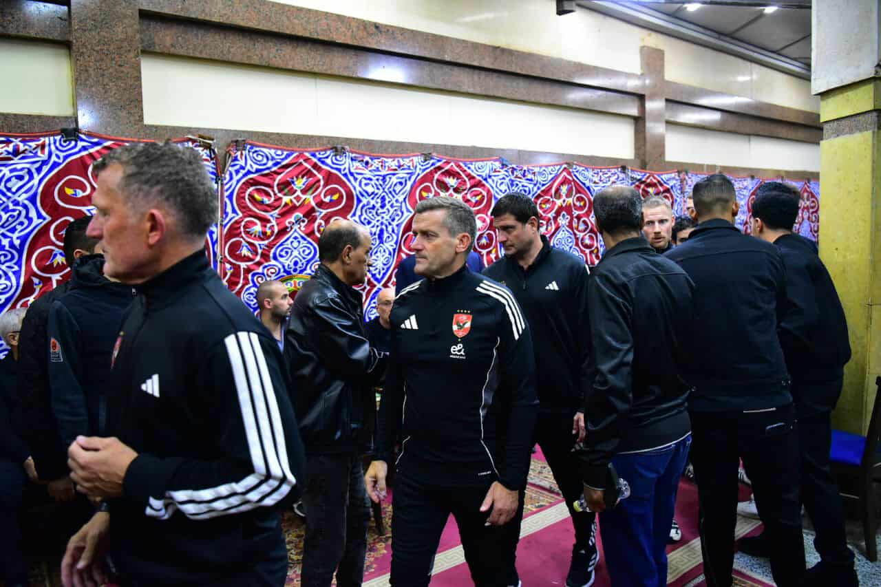 الجهاز الفني للأهلي والزمالك يقدمان واجب العزاء في الراحل محمد صبري.. صور