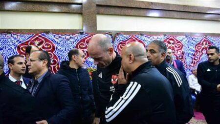 الجهاز الفني للأهلي والزمالك يقدمان واجب العزاء في الراحل محمد صبري.. صور