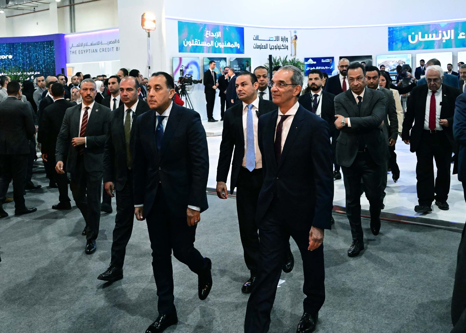 رئيس الوزراء يناقش خريجي مبادرات وزارة الاتصالات وأصحاب الشركات الناشئة.. صور