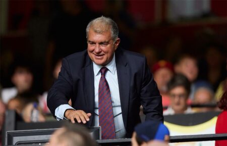 لابورتا يوضح رأيه في مساندة تشافي لمنافسه على رئاسة برشلونة