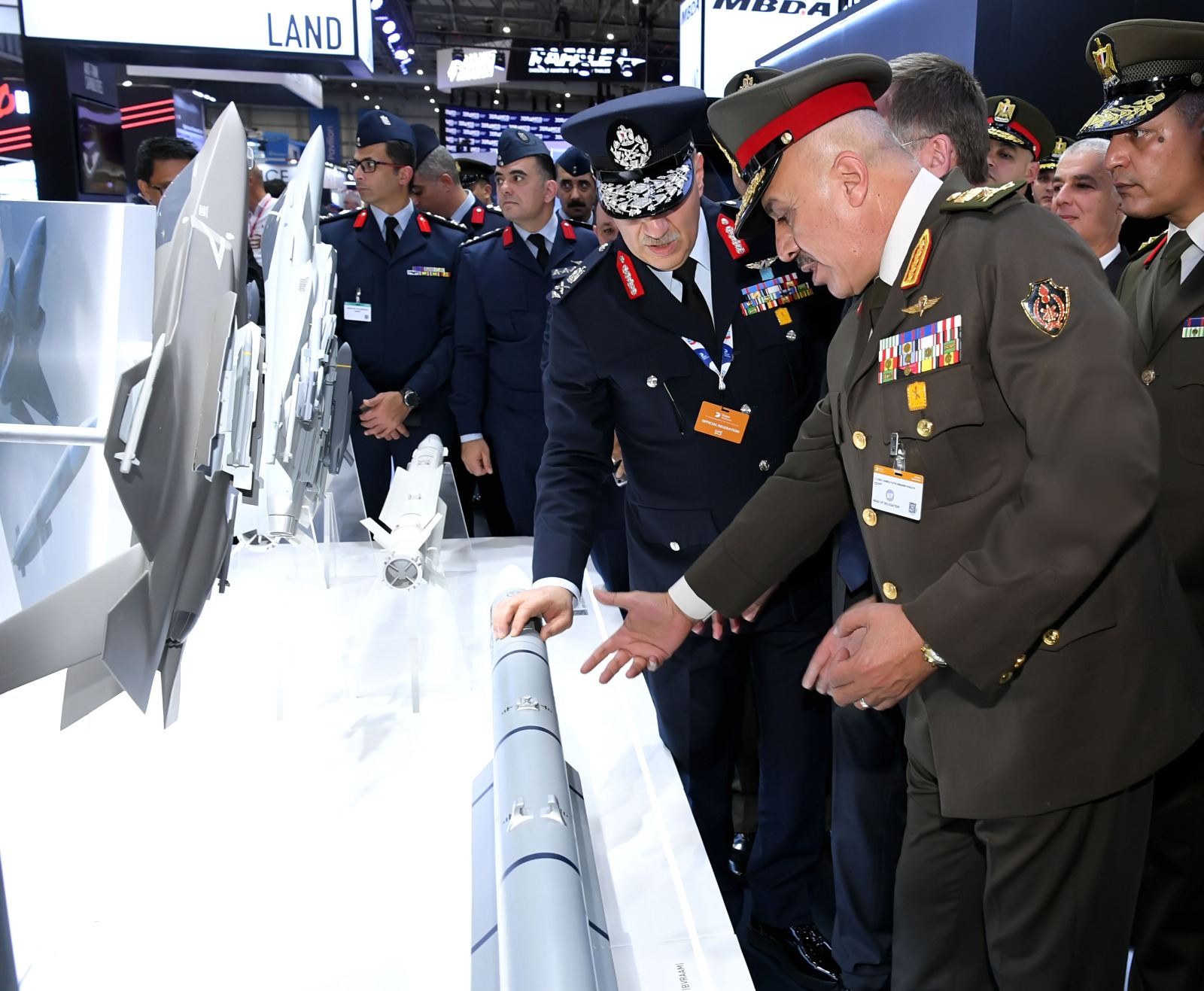 رئيس الأركان يعود إلى أرض الوطن عقب مشاركته فى فعاليات معرض "دبى الدولى للطيران 2025"