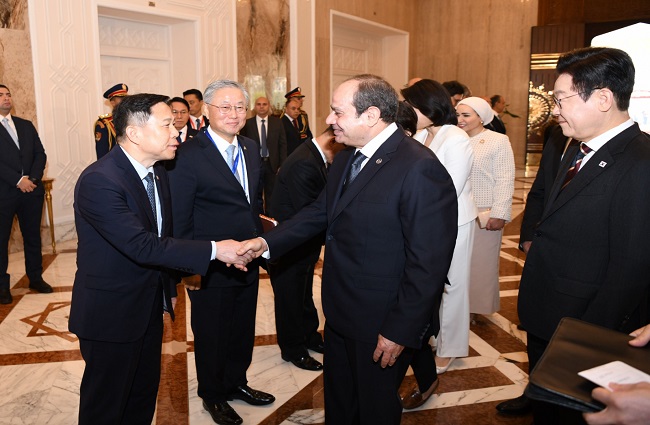 تفاصيل زيارة رئيس كوريا لـ قصر الاتحادية ولقاء السيسي.. صور