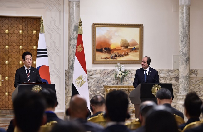 تفاصيل زيارة رئيس كوريا لـ قصر الاتحادية ولقاء السيسي.. صور