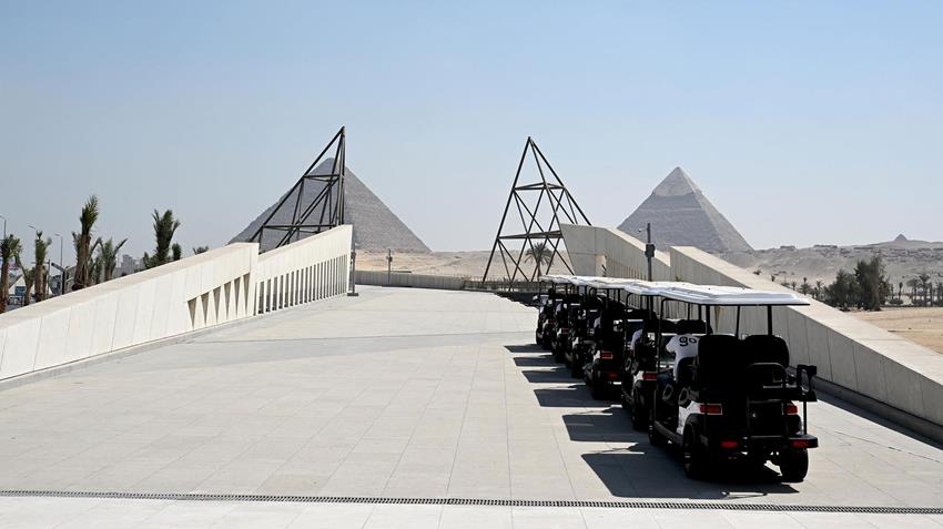 كل ما تريد معرفته عن الممشى السياحي بين المتحف المصري الكبير والأهرامات (صور)