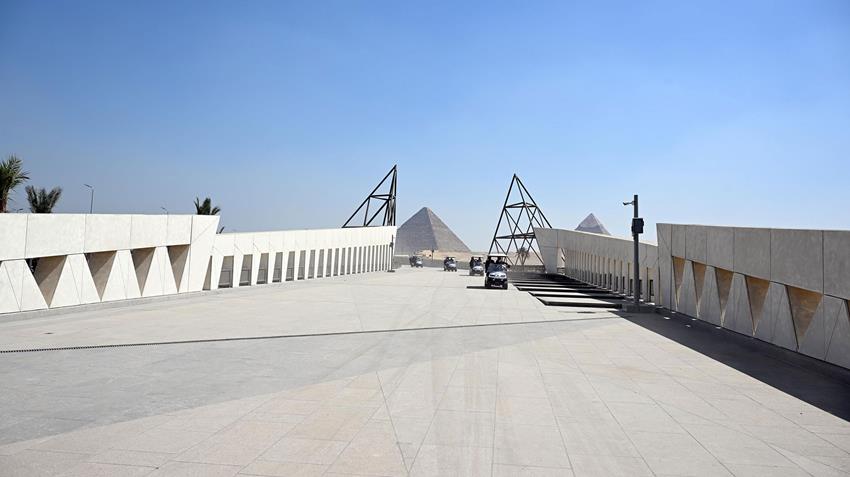 كل ما تريد معرفته عن الممشى السياحي بين المتحف المصري الكبير والأهرامات (صور)