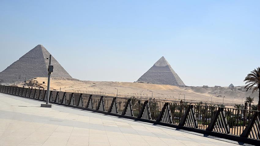 كل ما تريد معرفته عن الممشى السياحي بين المتحف المصري الكبير والأهرامات (صور)