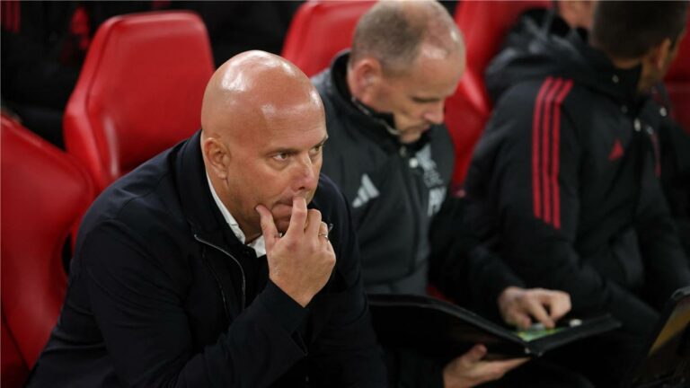 جاري نيفيل مستبعدًا إقالة سلوت من تدريب ليفربول: هذا هراء!.. وقادة الفريق عليهم دور