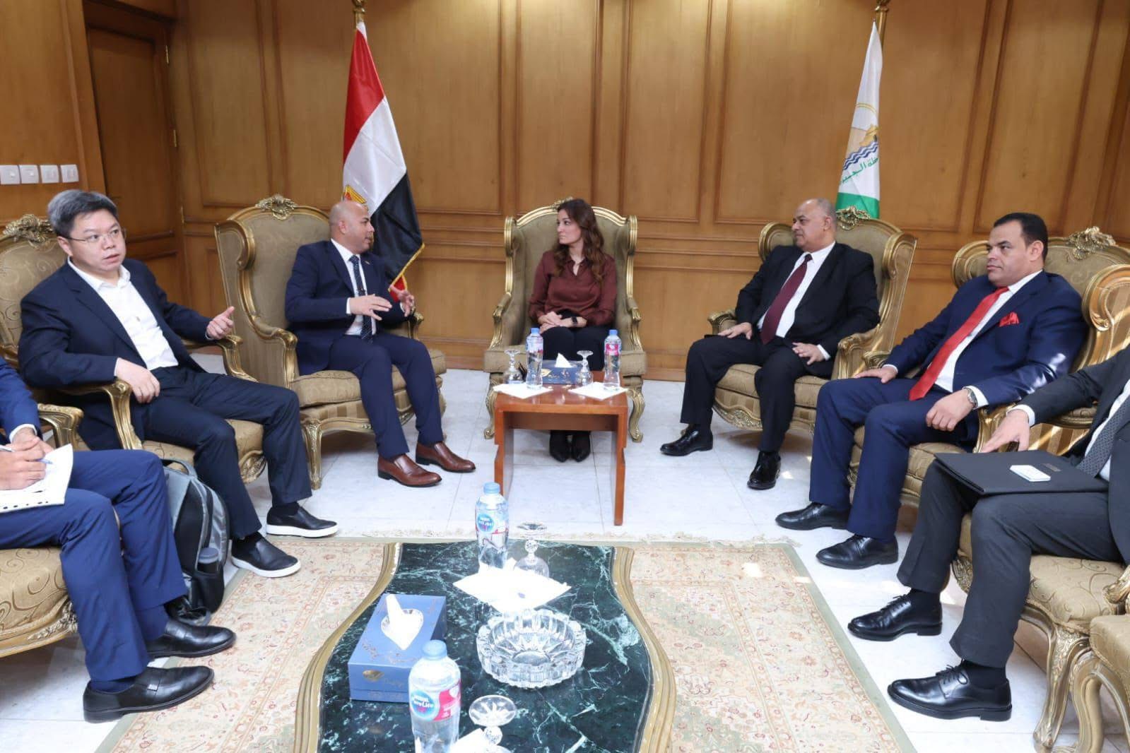 نائب محافظ الجيزة تبحث مع وفد صيني رفيع المستوى تعزيز التعاون الاستثماري