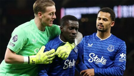 فيديو | إدريسا جاي يصفع زميله ويغادر مباراة مانشستر يونايتد وإيفرتون فيديو | إدريسا جاي يصفع زميله ويغادر مباراة مانشستر يونايتد وإيفرتون