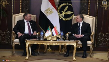 وزير الداخلية يستقبل نظيره الجزائري لبحث سبل التعاون المشترك