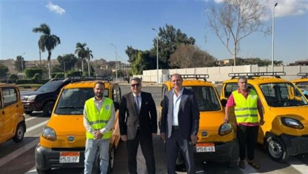 بالصور.. بدء مبادرة تسليم أصحاب التكاتك السيارة البديلة صديقة البيئة بحي الهرم