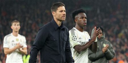 أسطورة ريال مدريد مدافعًا عن ألونسو: يجب على الإدارة حمايته