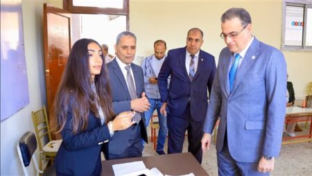 رئيس الجهاز المركزي للتنظيم والإدارة يدلي بصوته في انتخابات مجلس النواب