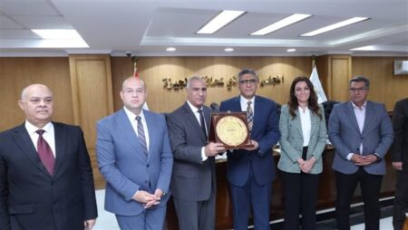 محافظ الجيزة يكرّم منصور بدوي تقديرًا لمساهماته في تطوير منظومة المياه بالمحافظة