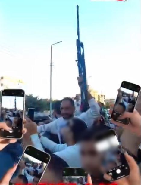 الداخلية تضبط شخصًا ظهر بمقطع فيديو يحمل سلاحًا بلاستيكيًا أثناء احتفال انتخابي بالشرقية