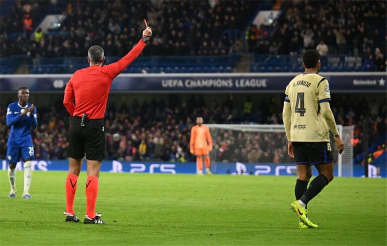 رونالد أراوخو يدرس قرارًا بعد انتقاده في هزيمة برشلونة أمام تشيلسي رونالد أراوخو يدرس قرارًا بعد انتقاده في هزيمة برشلونة أمام تشيلسي