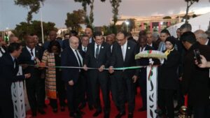 وزير قطاع الأعمال يشهد افتتاح معرض لإنتاج الأدوية بالجزائر