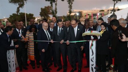 وزير قطاع الأعمال يشهد افتتاح معرض لإنتاج الأدوية بالجزائر