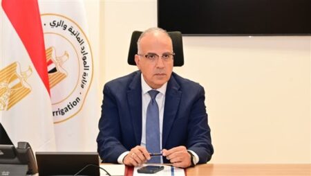 وزير الري يبحث آليات تشغيل محطات الرفع بنطاق المشروعات القومية