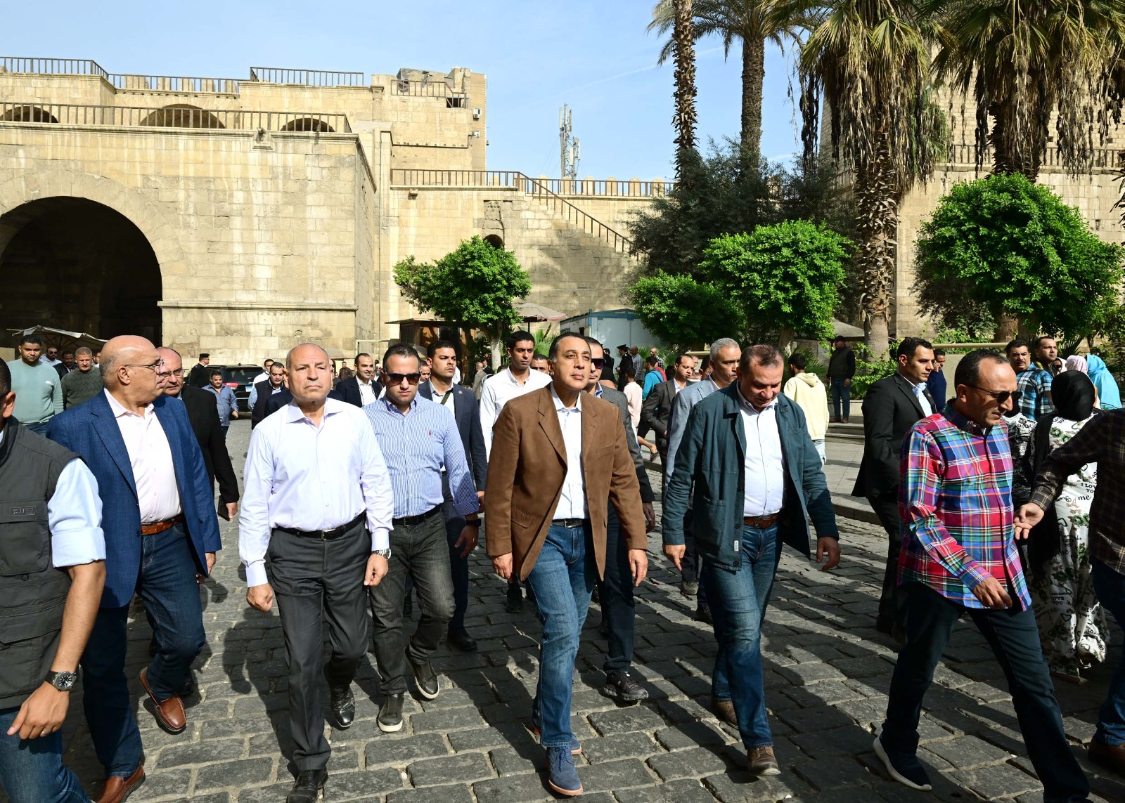 رئيس الوزراء يتفقد منطقة مسجد الحاكم بأمر الله.. صور