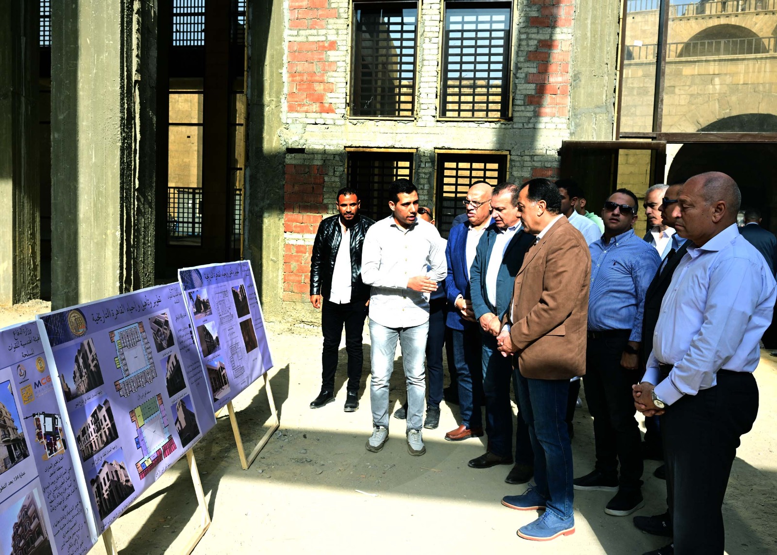 رئيس الوزراء يتفقد منطقة مسجد الحاكم بأمر الله.. صور