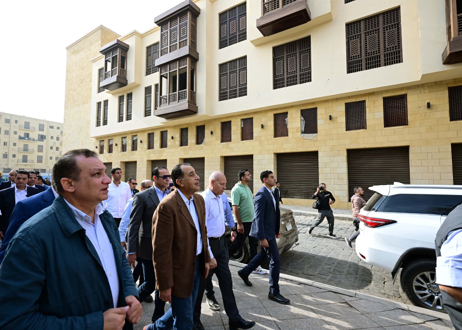 رئيس الوزراء يتفقد منطقة مسجد الحاكم بأمر الله.. صور