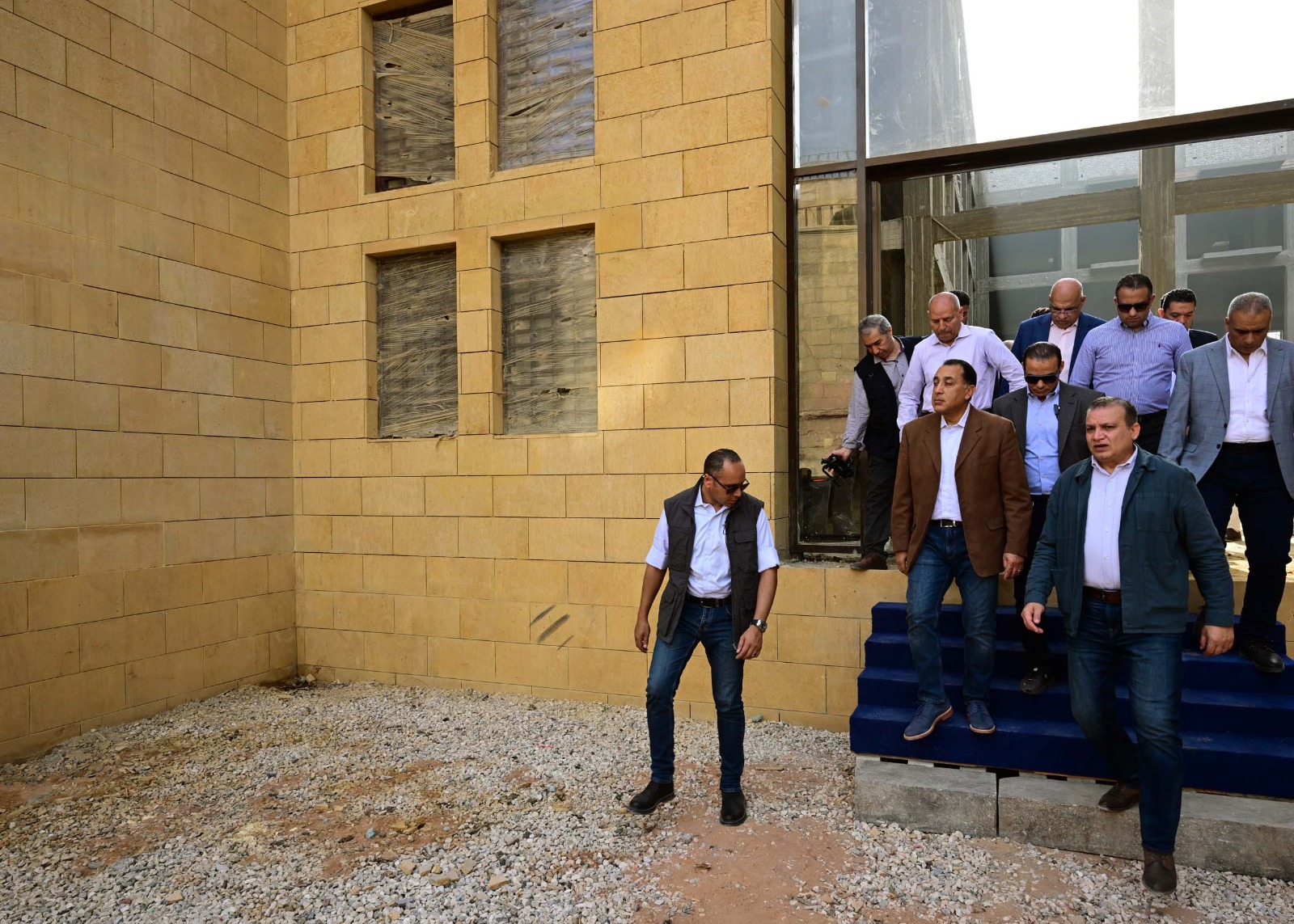 رئيس الوزراء يتفقد منطقة مسجد الحاكم بأمر الله.. صور