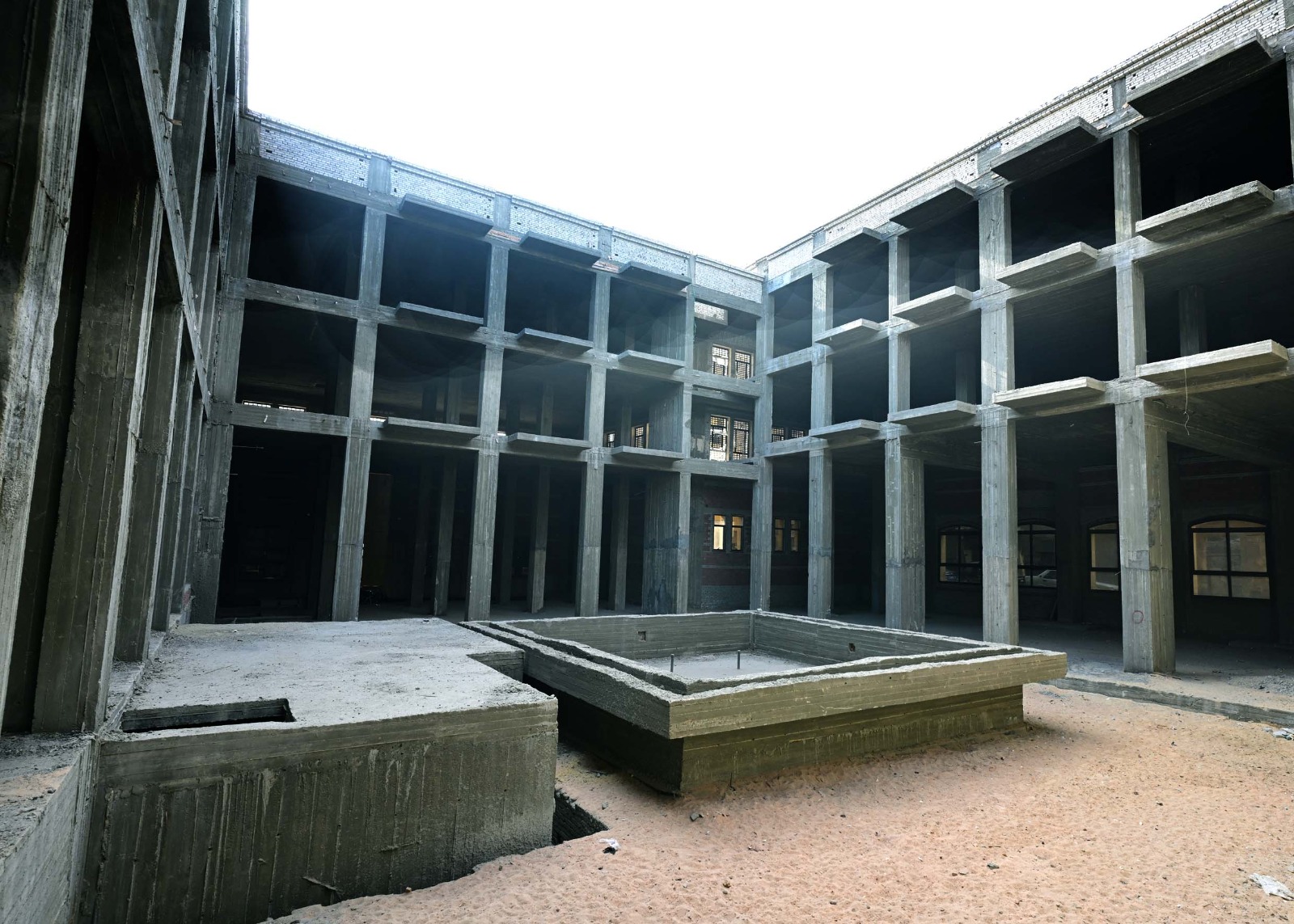 رئيس الوزراء يتفقد منطقة مسجد الحاكم بأمر الله.. صور