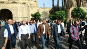 رئيس الوزراء يتفقد منطقة مسجد الحاكم بأمر الله.. صور