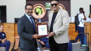 محمد موسى يُهدي درع النادي لمسئولي السفارة المصرية بزامبيا