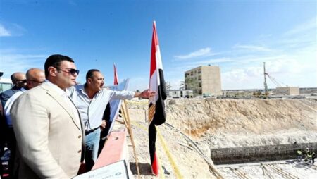 وزير الإسكان يتفقد مشروعات توصيل المياه لبحيرة نيو مارينا