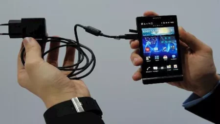 ما مخاطر ترك الشواحن موصولة بالكهرباء أثناء النوم أو عند مغادرة المنزل؟