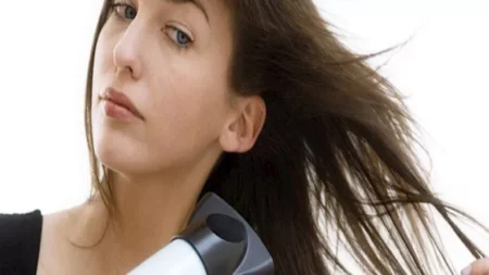 7 أضرار يسببها استخدام مجفف الشعر يوميا