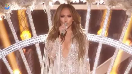 جينيفر لوبيز بفستان جريء ومكشوف في أحدث إطلالتها