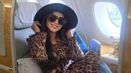 في أحدث ظهور لها.. لماذا اختارت مي عمر الـ "ترنش كوت" العنابي؟