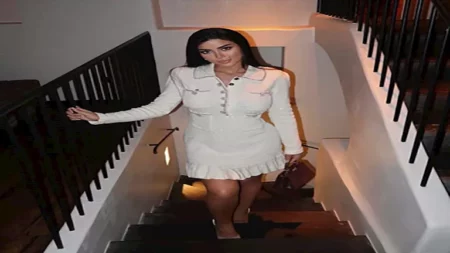 "جاذبية اللون الأبيض".. كارولين عزمي بفستان قصير جذاب