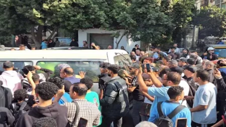 فقدت الوعي.. زوجة إسماعيل الليثي تسقط في جنازته (صور)