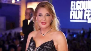 نادية الجندي تتألق بإطلالة أنيقة.. والجمهور: "ملكة الشباب