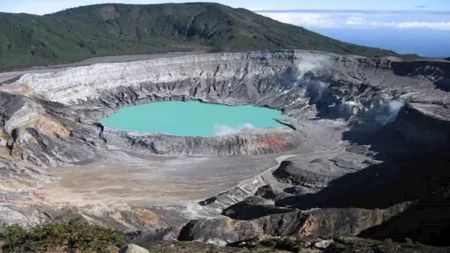 6 صور لبركان "الجنة" المتطرف في كوستاريكا الذي يشبه مشهدا من المريخ