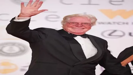 إطلالتان مميزتان.. حسين فهمي وزوجته يخطفان الأنظار في مهرجان القاهرة إطلالتان مميزتان.. حسين فهمي وزوجته يخطفان الأنظار في مهرجان القاهرة