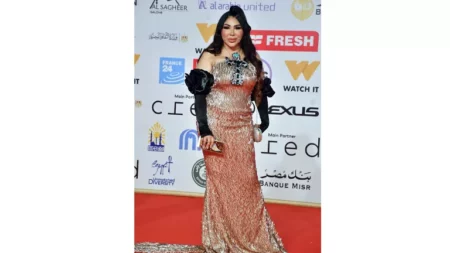 "مفتاح الحياة".. غادة إبراهيم تخطف الأنظار بفستان لامع في مهرجان القاهرة السينمائي