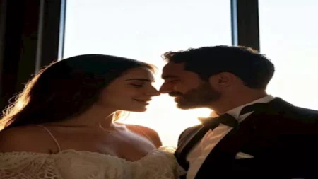 إطلالة ثنائية باللون الأبيض.. مي عز الدين وأحمد تيمور يتألقان في عرض أزياء إسلام سعد