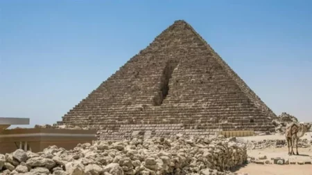 قد تكون مدخلا سريا.. فراغات غامضة في هرم منقرع تثير حيرة العلماء (فيديو وصور)