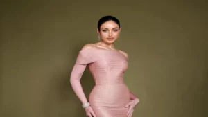 مرشحة تايلاند لـ ملكة جمال الكون 2025 بإطلالة أنيقة