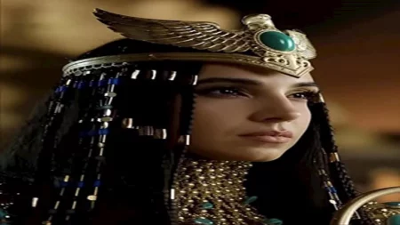 مستوحاة من أناقة ملكات مصر.. مصممة أزياء تعلق على إطلالات النجمات بالزي الفرعوني